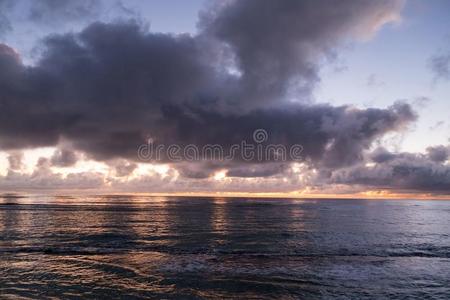 美丽的夏威夷海滩在日出