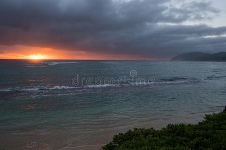 美丽的夏威夷海滩在日出