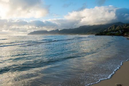 美丽的夏威夷海滩在日出