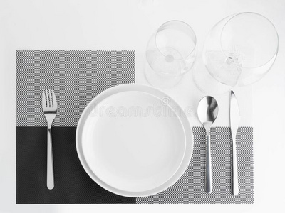 空的盘和勺和餐叉