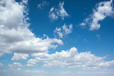 蓝色斯基斯和白色的云.