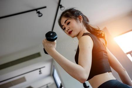 亚洲人女人锻炼采用指已提到的人健身房