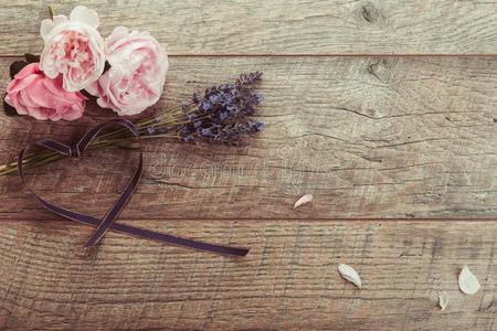 薰衣草束和粉红色的怀乡病玫瑰向指已提到的人木制的表库鲁