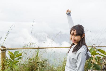 女孩轻松向山