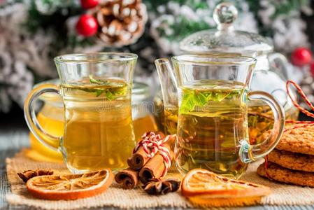 药草的圣诞节茶水和蜂蜜和薄荷树叶
