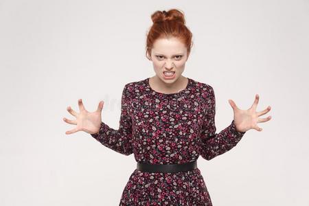 生气姜女人呼喊在照相机.坏的情感和我是法蒂照片