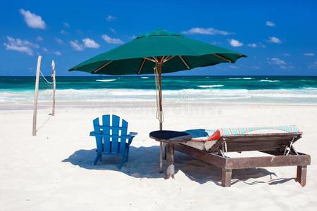 富有色彩的椅子向海滩