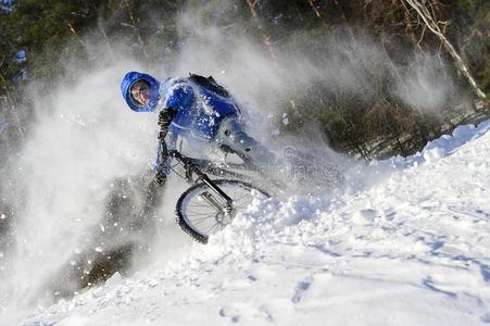 冬极端的骑自行车的人采用雪