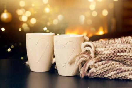 两个茶水脸,愈合围巾和圣诞节树和壁炉采用