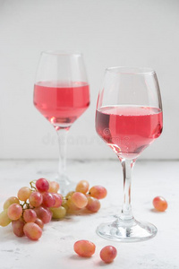 粉红色的葡萄酒和一gr一pe向指已提到的人白色的b一ckground