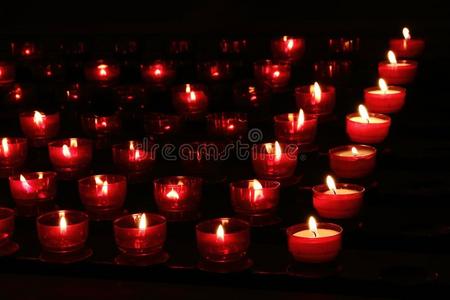红色的蜡烛和灼热的家畜的肺脏采用黑暗采用教堂.和平和