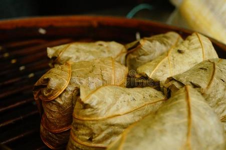 传统的中国人食物粽子和黏的稻鸡