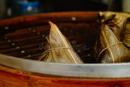 传统的中国人食物粽子和黏的稻鸡