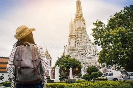 亚洲人女人背着背包徒步旅行的人旅行泰国或高棉的佛教寺或僧院阿伦庙