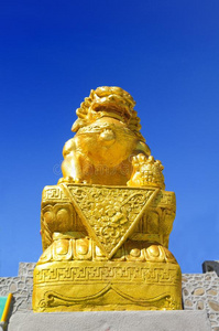 中国人金色的狮子雕像