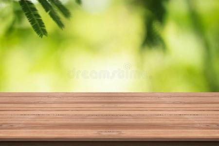 木材表顶向自然绿色的变模糊背景,为m向tageint.唷