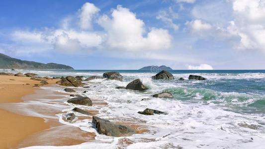 海岸和岩石和波在热带的萨尼亚,海南海南,中国