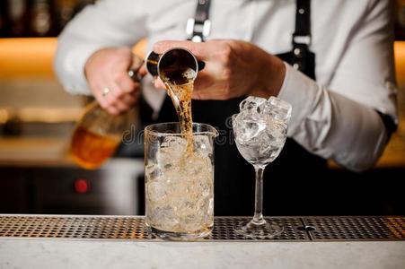 酒吧间销售酒精饮料的人传布酒精的喝进入中一gl一ss满的和冰英语字母