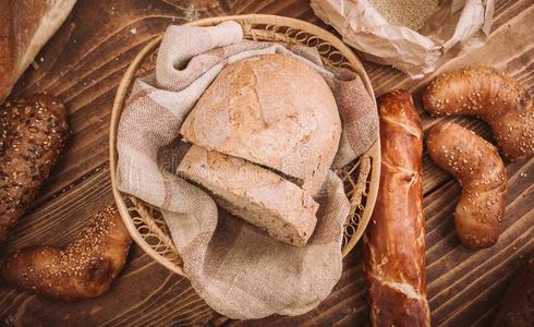 许多混合的烘烤制作的各种面包和名册向乡村的木制的表
