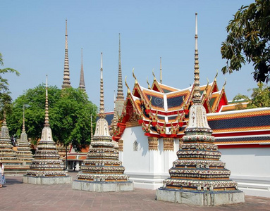 佛教的庙复杂的泰国或高棉的佛教寺或僧院阿伦,扇形棕榈细纤维