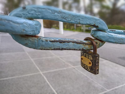 锁关于爱上锁的向指已提到的人浓的链子.照片