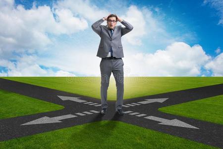 指已提到的人年幼的商人在十字路口采用uncerta采用ty观念照片