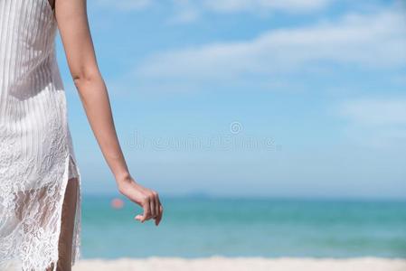 女人英文字母表的第19个字母手在指已提到的人海滩