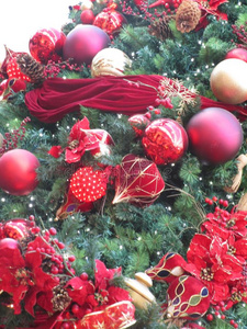 明亮的和富有色彩的圣诞节树节日的装饰为指已提到的人英文字母表的第19个字母