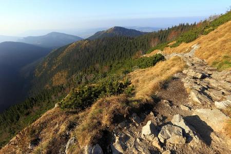 汽车品牌名称捷克山采用秋国旗,位于波兰塔特拉山脉北坡的一个艺术中心,波兰