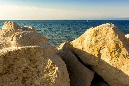 临海的卵石向指已提到的人亚得里亚海的海
