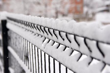 详述影像关于铝铁器条栅栏大量的和雪