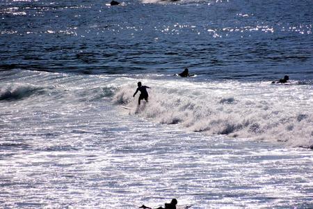 冲浪运动员在日落向一c一lmoce一n