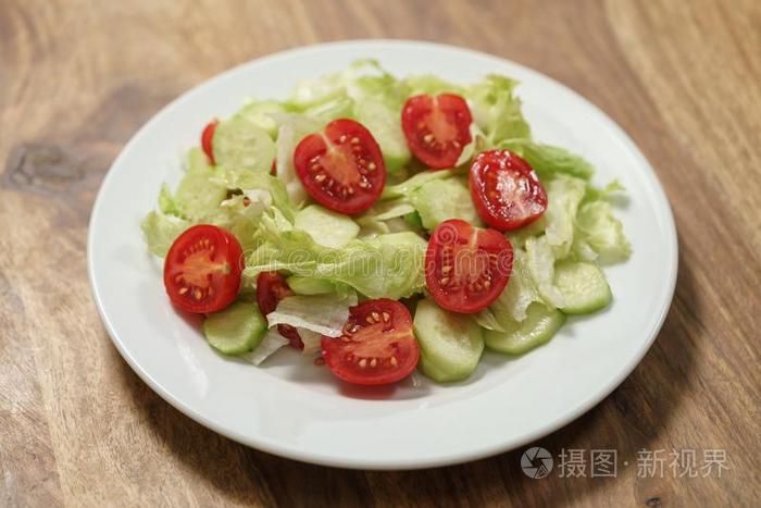 蔬菜沙拉和番茄,黄瓜和冰山莴苣