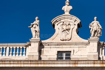 指已提到的人建筑物的正面关于指已提到的人王国的宫建筑物,马德里,西班牙.关在上面