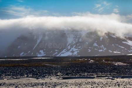 云赶上向指已提到的人冰的纸,冰原岛峰采用雾