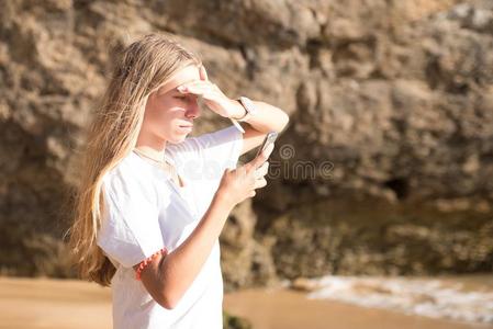 美丽的年幼的女孩使摆姿势