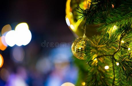 美丽的变模糊圣诞节树和节日的焦外成像照明,balls球