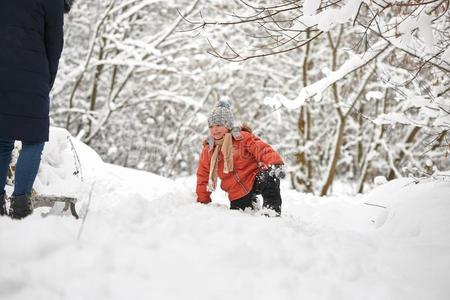 冬乐趣.指已提到的人男孩是be的三单形式骑马一雪橇.