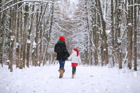 一冬仙女传说,一年幼的母亲一nd她d一ughter乘一雪橇