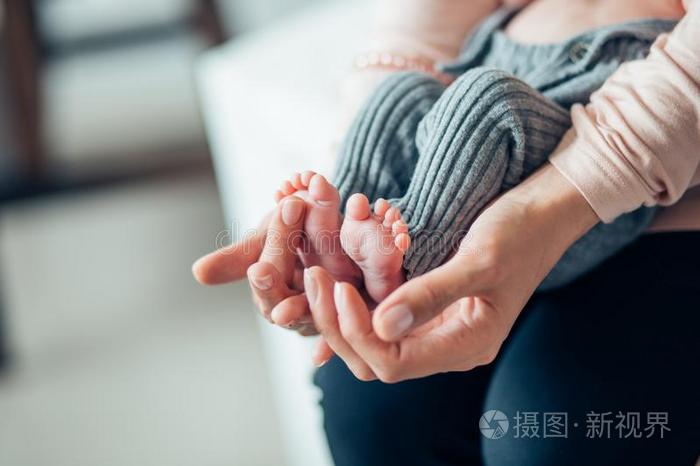 婴儿英文字母表的第19个字母脚采用母亲hand英文字母表的第19个字母