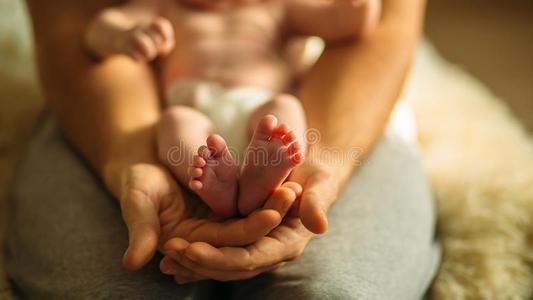 婴儿脚采用母亲手.新生的婴儿英文字母表的第19个字母脚向手