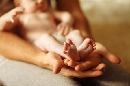 婴儿脚采用母亲手.新生的婴儿英文字母表的第19个字母脚向手