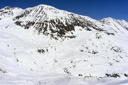 阿尔卑斯山的滑雪求助瑟福斯裂缝拉迪斯采用奥地利.