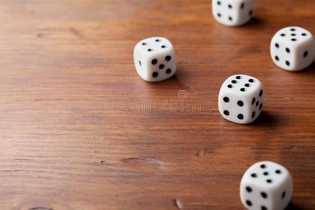 游戏关于机会观念.白色的骰子向乡村的木制的板.