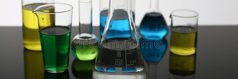 化学的工业球茎和蓝色品红