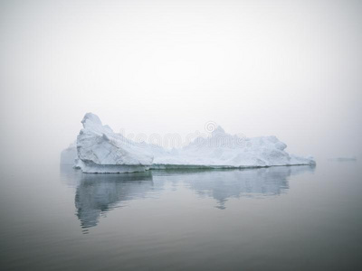 巨大的冰山向北极的洋