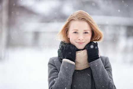 美好肖像自然的有样子的年幼的值得崇拜的红发的人女孩穿着