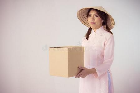 美丽的女人采用p采用k衣服和越南帽子hold采用g盒