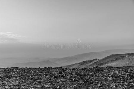 白色的和黑的富有色彩的l和scape看法向犹太的犹太人沙漠和妈照片