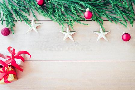 圣诞节树和圣诞节装饰向木材背景